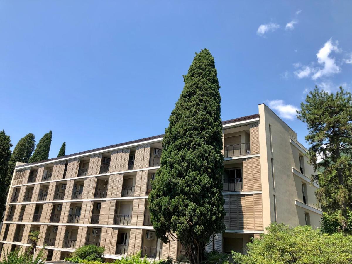 Residence Villa Alba Gardone Riviera Bagian luar foto